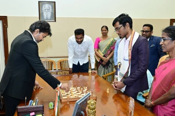 பிரக்ஞானந்தாவுடன் செஸ் விளையாடிய முதலமைச்சர் விஜய்!