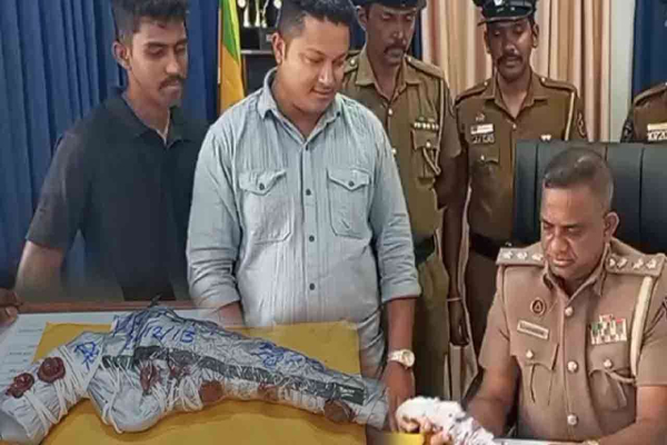 வெளிநாட்டில் தயாரிக்கப்பட்ட துப்பாக்கி வீதியில் மறைத்து வைக்கப்பட்ட நிலையில் மீட்பு | Firearm Found In Ja Ela வெளிநாட்டில் தயாரிக்கப்பட்ட துப்பாக்கி வீதியில் மறைத்து வைக்கப்பட்ட நிலையில் மீட்பு | Firearm Found In Ja Ela