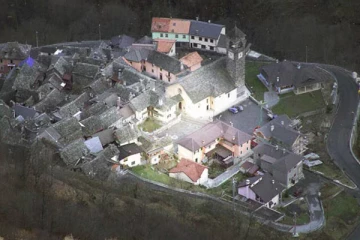 3 மாதம் சூரிய ஒளியே வராது; அதற்காக ஒரு செயற்கை சூரியனையே உருவாக்கிய கிராமம்!