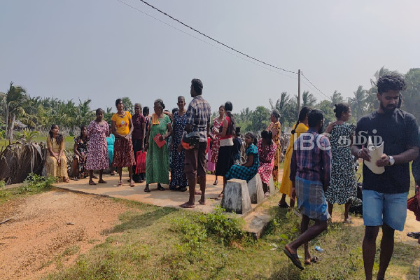 கிளிநொச்சியில் கிராமசேவையாளருக்கு எதிராக வீதிக்கு இறங்கிய மக்கள் | People Protest Against Grama Sevak In Kilinochchi