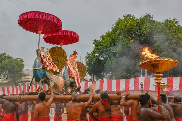 நல்லூர் கந்தசுவாமி ஆலய நான்காம் நாள் மாலை உற்சவம்(படங்கள்) | 4Th Festival Of Nallur Kandaswamy Kovil Today
