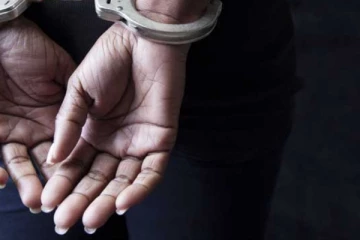 සැමියාට බිරිඳ ගිනිපෙල්ලකින් පහර දී සිරුර පුලුස්සලා..