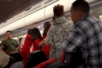 நடுவானில் பறந்துகொண்டிருந்த விமானத்தில் சண்டை; பெண்கள் களேபரம்!