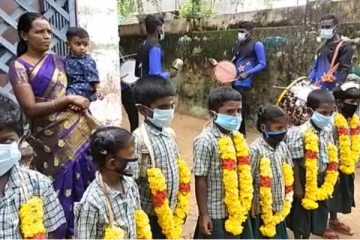 ஸ்கூல்க்கு தாண்டா வந்தோம் அதுக்குள்ள மால போட்டுடிங்க.. வைரல் புகைப்படம்..