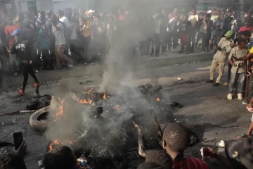 ஆயுதங்களுடன் சுற்றித்திரிந்த 13 பேர் கொண்ட கூலிப்படை கும்பலை எரித்துக் கொன்ற மக்கள்!