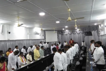 யாழ் மாநகர ஆணையாளரைக் கண்டித்து உறுப்பினர்கள் வெளிநடப்பு!