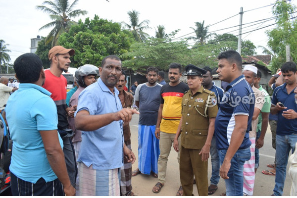 கோறளைப்பற்று மத்தி கூட்டுறவுச் சங்க நிரப்பு நிலையத்தில் முறைகேடு - மக்கள் போராட்டம்(Photo) | People Proudest