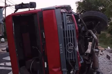 எரிபொருள் ஏற்றிச் சென்ற பௌசர் விபத்து!  சாரதி காயம்