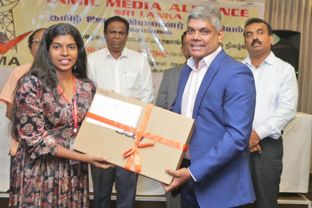 இலங்கை ஊடக வரலாற்றில் புதிய மைல்கல்! தமிழ் ஊடகவியலாளர் ஒன்றியத்தின் சாதனை | Tamil Media Union Distributes Laptops Journalists இலங்கை ஊடக வரலாற்றில் புதிய மைல்கல்! தமிழ் ஊடகவியலாளர் ஒன்றியத்தின் சாதனை | Tamil Media Union Distributes Laptops Journalists