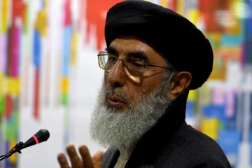 பெண் வேடத்தில் மசூதிக்குள் நுழைந்த மர்ம நபர்கள்! தாக்குதலில் உயிர் தப்பிய முன்னாள் பிரதமர்.. இருவர் பலியானதாக தகவல்