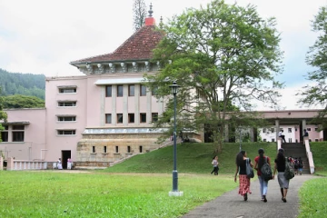 பேராதனை பல்கலைக்கழகத்தில் மாணவர் குழுக்களிடையே மோதல் (Video)