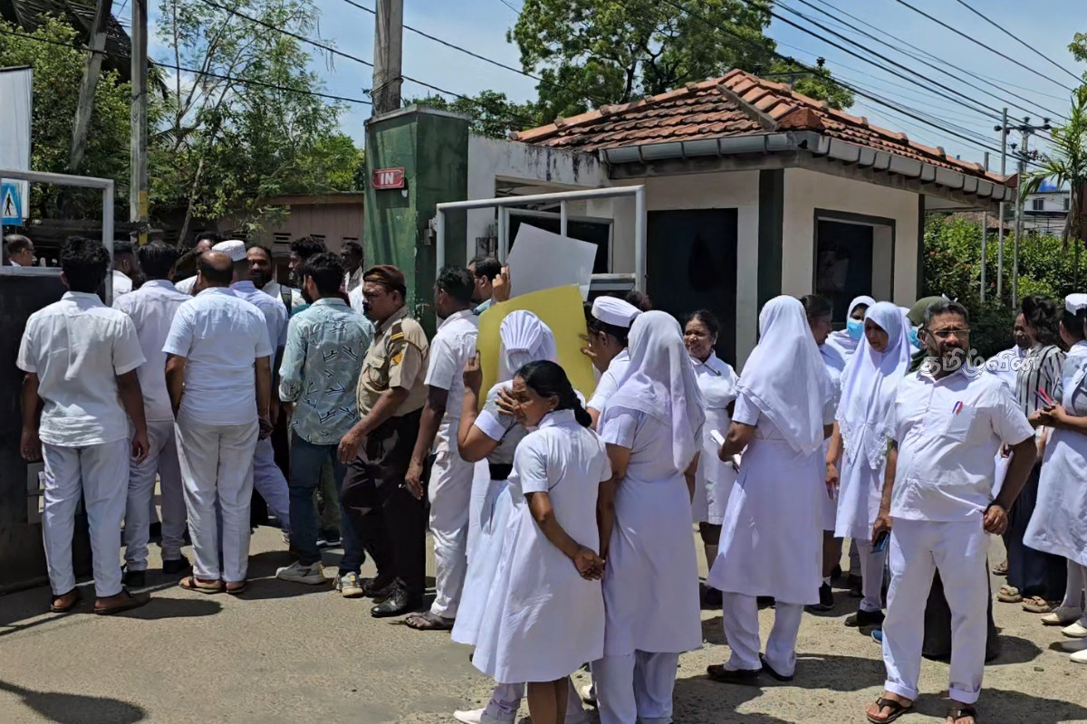 அரச வைத்தியசாலையில் பறிப்போன தாயின் உயிர் - ஊழியரை தாக்கி சடலத்தை கொண்டு செல்ல முயன்ற மகன் | Hospital Management And Staff Protest In Kinniya அரச வைத்தியசாலையில் பறிப்போன தாயின் உயிர் - ஊழியரை தாக்கி சடலத்தை கொண்டு செல்ல முயன்ற மகன் | Hospital Management And Staff Protest In Kinniya