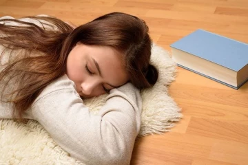 தரையில் படுத்து தூங்கினால் இத்தனை ஆபத்து வருமா? கட்டாயம் தெரிஞ்சிக்கோங்க