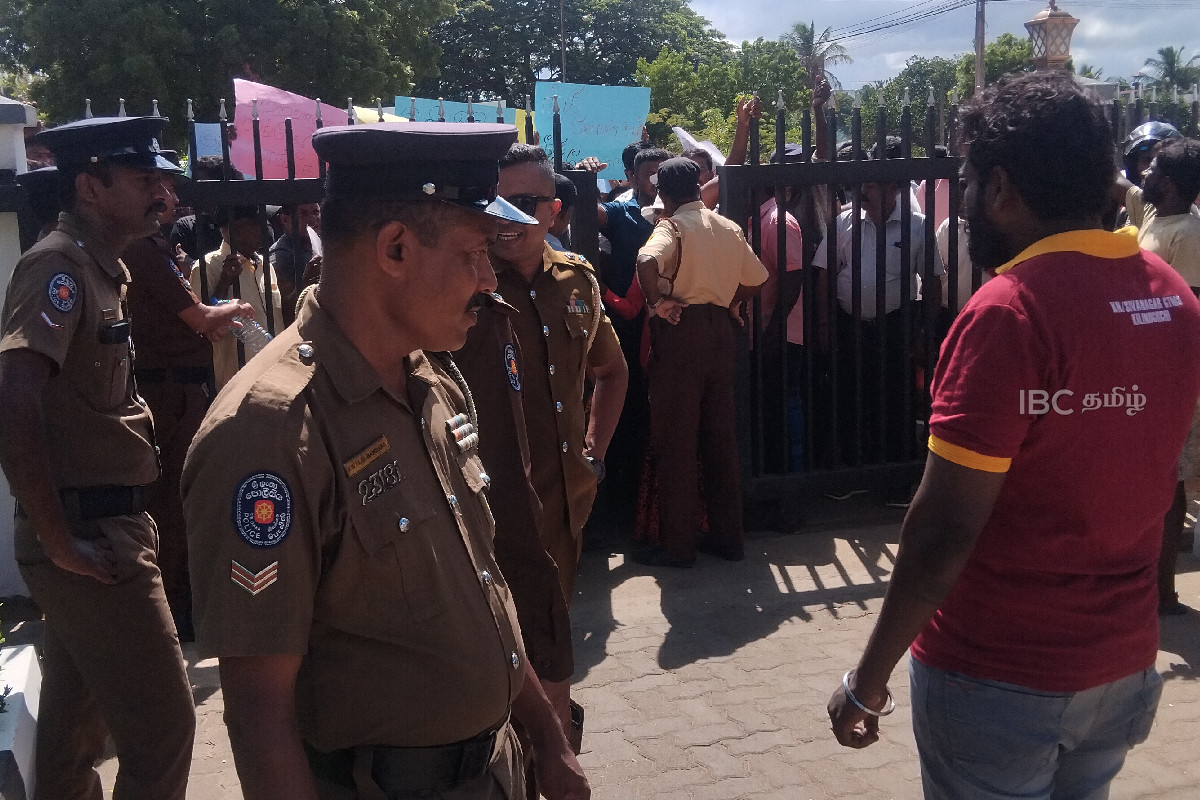 கிளிநொச்சியில் உயிரிவிட்ட சிறுமி சமரழகி - காவல்துறையினருக்கு எதிராக வெடித்த போராட்டம் | Public Protest Against Police In Kilinochchi