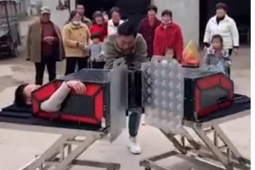 உயிருடன் பாதியாக பிரிந்த நபர்... இறுதியில் வேடிக்கை பார்த்தவர்களுக்கு காத்திருந்த திடீர் திருப்பம்...! வைரல் காட்சி