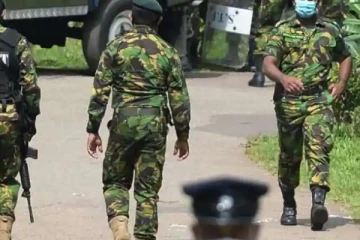 பொது மக்கள் மீது பொலிஸார் துப்பாக்கி பிரயோகம் - கும்பலாக குவிந்த மக்களால் பதற்றம் (Video)