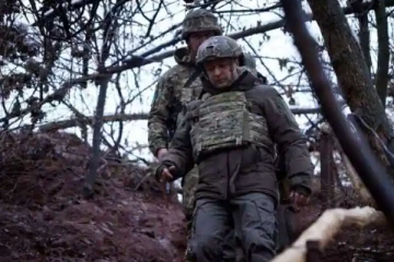 இராணுவப் பயிற்சி களத்தில் யுக்ரெய்னின் ஜனாதிபதி! (வீடியோ)