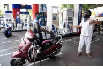 கொரோனா தடுப்பூசி போட்டாச்சா? அப்போ உங்களுக்கு 1 லிட்டர் பெட்ரோல் இலவசம் - அசத்தல் அறிவிப்பால் குவிந்த மக்கள்!