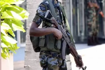 பூவரசன்தீவில் கைக்குண்டுடன் முன்னாள் இராணுவ வீரரொருவர் கைது