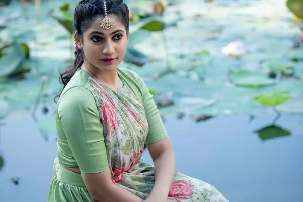 லாஸ்லியா வெளியிட்ட ஹாட் புகைப்படங்கள் ; கழுவி ஊற்றும் நெட்டிசன்கள்! | Hot Photos Posted By Laslia Active Netizens