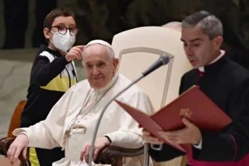 திருத்தந்தை பிரான்சிஸிடம் அடம்பிடித்து தொப்பி வாங்கிச்சென்ற சிறுவன்