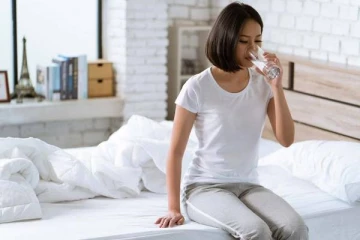 காலை எழுந்தவுடன் தண்ணீர் குடிப்பது நல்லதா? எப்போது குடிக்க வேண்டும்?