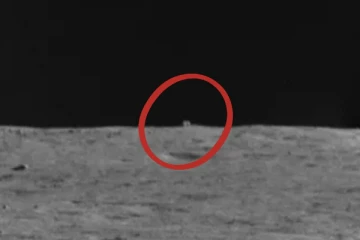 சந்திரனில் மர்மப் பொருள் (Photo)