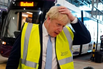 அடுத்தடுத்து ராஜினாமா செய்த 4 உதவியாளர்கள்! அதிர்ச்சியில் பிரித்தானிய பிரதமர்..