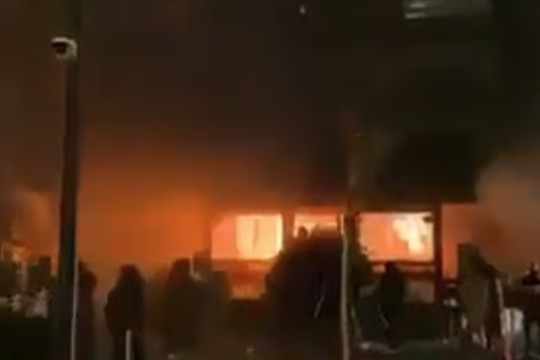 சுவிட்சர்லாந்தில் நடந்த பேரவலம்! 30 நொடிக்குள் வெளியேறிய 200 பேர் | Fire Breaks Out At Swiss Pub During New Year