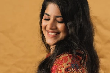 மேகா ஆகாஷ் ஷார்ட் உடையில் அழகிய போட்டோஷூட்