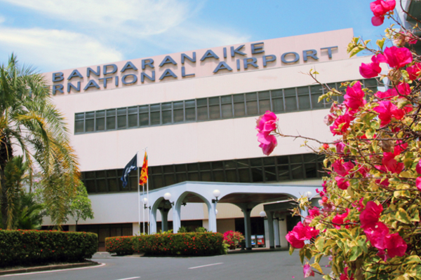 அவசரமாக தரையிறக்கப்பட்ட சிறிலங்கன் ஏர்லைன்ஸ் விமானம்! | Srilankan Ul 229 Flight Returns Safely To Colombo