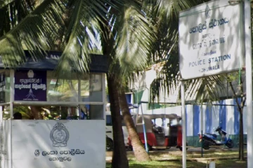 கடனுக்கு மதுபானம் கேட்ட பொலிஸ் அதிகாரி-வழங்க மறுத்த மதுக்கடை உரிமையாளருக்கு கத்தி குத்து