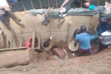 மண் மேட்டின் கீழ் புதைந்த நபர் ; ஒரு மணி நேர போராட்டத்தின் பின் மீட்ட அதிகாரிகள்