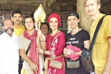 பழனி முருகன் கோவில்.. 6 அடி உயர வேலுடன் வந்த ரஷிய பக்தர்கள் - நெகிழ்ச்சி சம்பவம்!