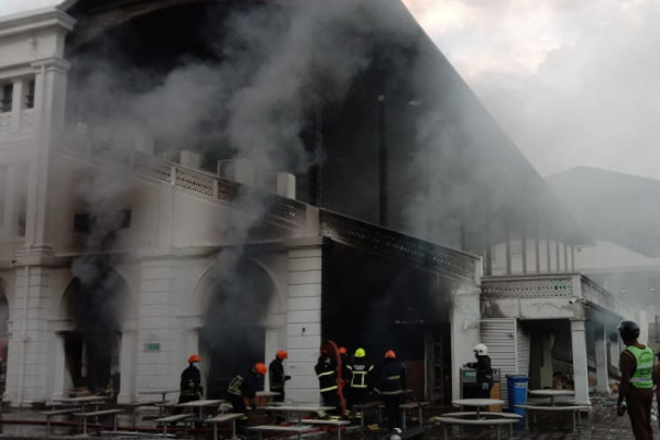 கொழும்பிலுள்ள தொழிற்சாலை ஒன்றில் பாரிய தீ! விரைந்தது தீயணைப்புப் படை - ஐபிசி தமிழ்