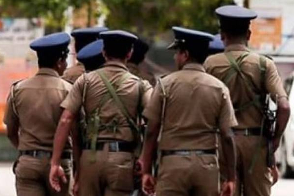 இலங்கையில் பொலிஸ் அதிகாரிகளாக வேடமணிந்து திருட்டில் ஈடுபட்ட 10 பேர்! | Fake Police Officers Involved Stolen Cash Property