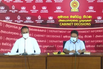 எரிவாயு வரிசையில் காத்திருந்தபடி அமைச்சர்களிடம் கேள்வி கேட்ட ஊடகவியலாளர்