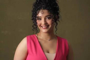 இறுக்கமான ஆடையில் மிரர் செல்ஃபி!! குத்துச்சண்டை நடிகை ரித்திகா வெளியிட்ட வீடியோ..