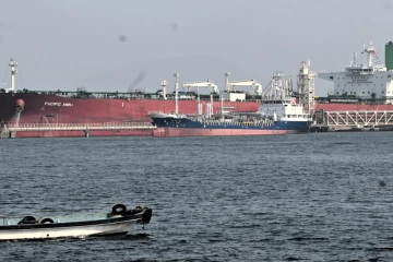 திறக்கப்பட்ட ஹோர்முஸ் நீரிணை.. அணிவகுப்பெடுத்து வெளியேறும் பல கப்பல்கள்!