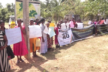 எங்கள் நிலத்தில் இராணுவத்தினர் தேவையில்லை! புதுக்குடியிருப்பில் மக்கள் போராட்டம் (PHOTOS)