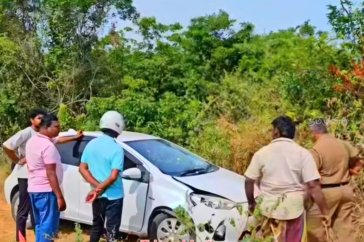 திருகோணமலை காட்டுப் பகுதியிலிருந்து சொகுசு கார் மீட்பு: தப்பிச் சென்ற கடத்தல்காரர்களுக்கு வலைவீச்சு | Car Recovered In Trincomalee Forest Area திருகோணமலை காட்டுப் பகுதியிலிருந்து சொகுசு கார் மீட்பு: தப்பிச் சென்ற கடத்தல்காரர்களுக்கு வலைவீச்சு | Car Recovered In Trincomalee Forest Area