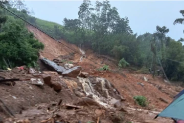 கண்டி மண்சரிவு ; 8 பேரின் உடல்கள் மீட்பு, பல சடலங்கள் மண்ணுக்குள்