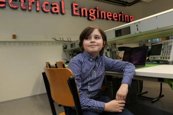 15 வயது குவாண்டம் இயற்பியலில் முனைவர் பட்டம்: யார் இந்த லாரண்ட் சைமன்ஸ்? | World S Youngest Phd Holder Who Is Laurent Simons