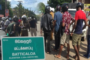 மட்டக்களப்பில் கனரக வாகனம் தடம்பு புரண்டு விபத்து: சாரதி படுகாயம்