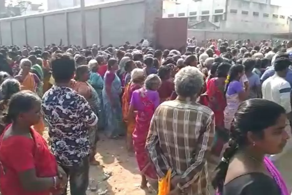 இலவச புடவை வாங்க குவிந்த பெண்கள் - நெரிசலில் சிக்கி 4 பேர் பலி | 4 Ladies Died In Vaniyambadi Event இலவச புடவை வாங்க குவிந்த பெண்கள் - நெரிசலில் சிக்கி 4 பேர் பலி | 4 Ladies Died In Vaniyambadi Event