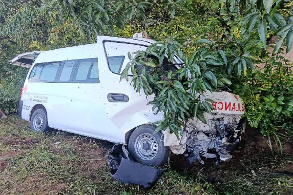 அதிகாலை நேர்ந்த விபத்து ; வேகக் கட்டுப்பாட்டை இழந்து விபத்துக்குள்ளான அம்புலன்ஸ் | Morning Accident Ambulance Loses Speed Crashes