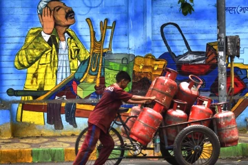 வருடத்திற்கு 4 சிலிண்டர் மட்டுமே., உஜ்வாலா திட்டத்தில் LPG மானியம் குறைப்பு