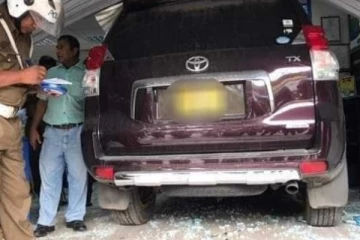 බැංකුවට කඩා වැදි සුපිරි මෝටර් රථය..