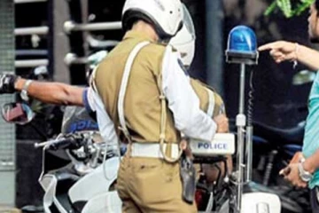 நடுரோட்டில் ஆட்டம்; புத்தகத்தை கிழித்த ஆசிரியை கைது!