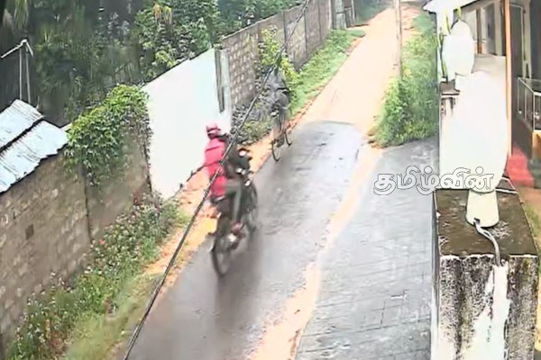 யாழில் சைக்கிளில் பயணித்த பெண்ணிடம் கைவரிசையை காட்டிய இருவர் (Video) | Woman Gold Chain Stolen In Jaffna